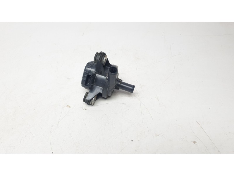 Recambio de bomba agua para lexus xe2 is300h referencia OEM IAM G904033030  
