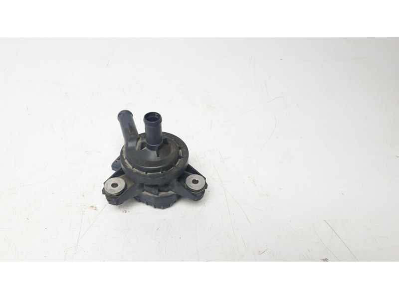 Recambio de bomba agua para lexus xe2 is300h referencia OEM IAM G904033030  