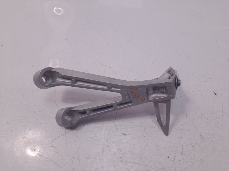 Recambio de estribera izquierda para honda cbr 650r cbr 650r referencia OEM IAM 50760MKND50  