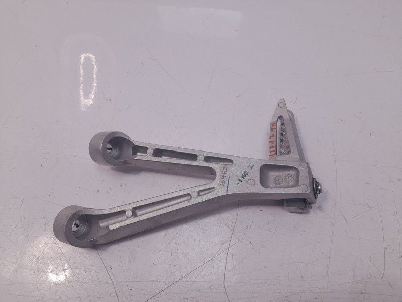 Recambio de estribera derecha para honda cbr 650r cbr 650r referencia OEM IAM 50750MKND50  