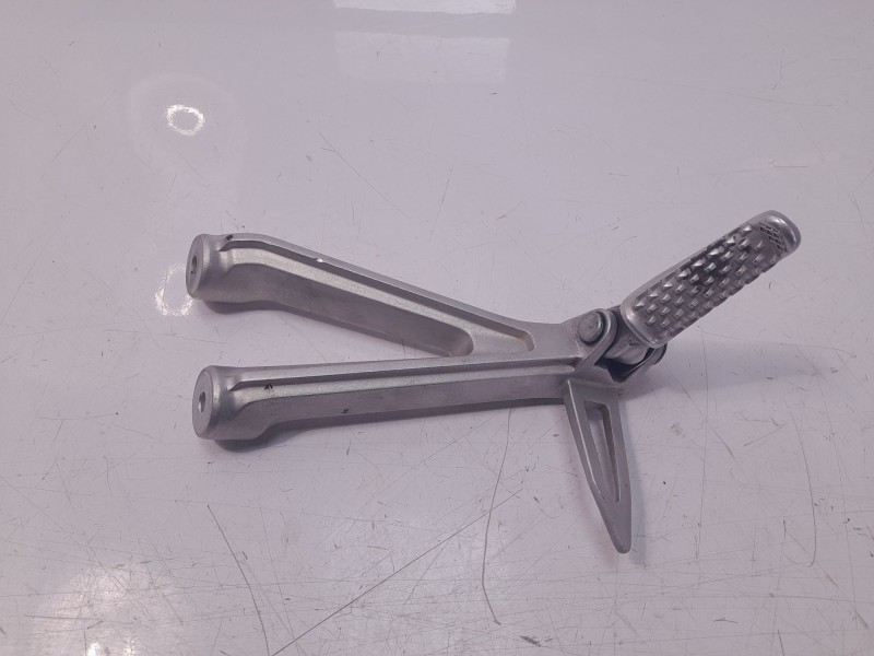 Recambio de estribera derecha para honda cbr 650r cbr 650r referencia OEM IAM 50750MKND50  