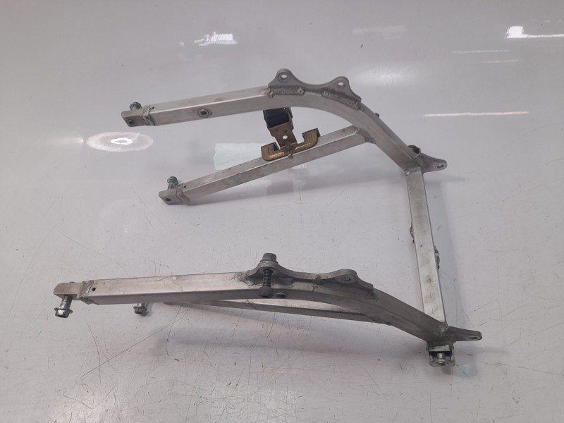 Recambio de subchasis trasero para suzuki gsx-r 600/750/1100 (1989-2000) referencia OEM IAM 4120033E20000  