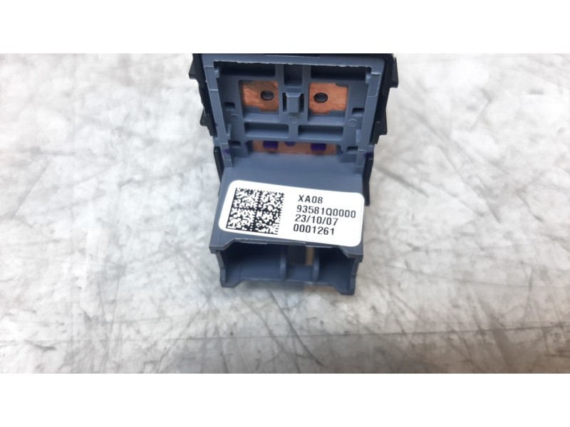 Recambio de mando elevalunas trasero derecho para hyundai i20 (bc3) klass referencia OEM IAM 93581Q0000  