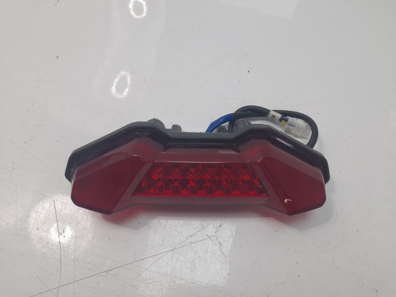 Recambio de piloto trasero central para yamaha tracer 900 referencia OEM IAM B5U8470000  