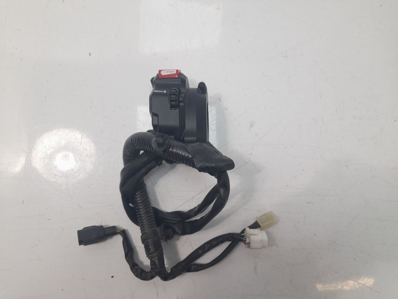 Recambio de piña luces derecha para yamaha tracer 900 referencia OEM IAM B5U8291R0100  