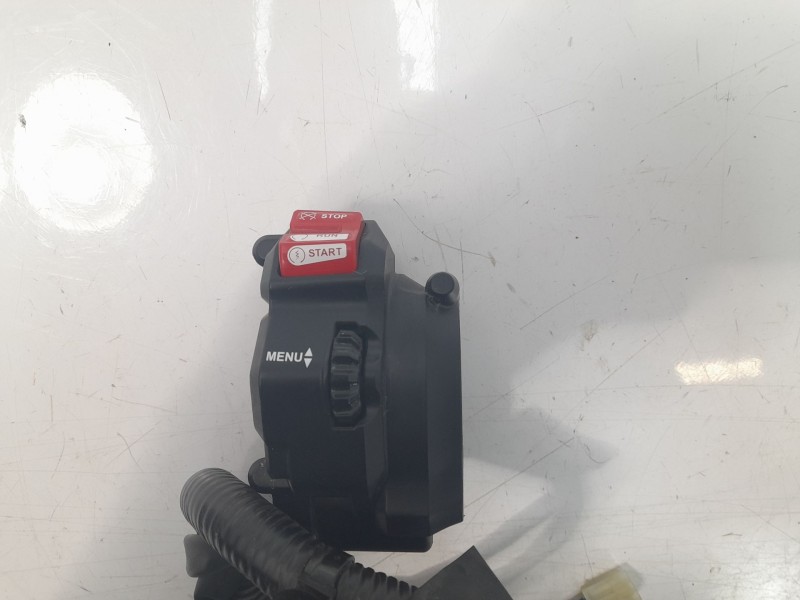 Recambio de piña luces derecha para yamaha tracer 900 referencia OEM IAM B5U8291R0100  