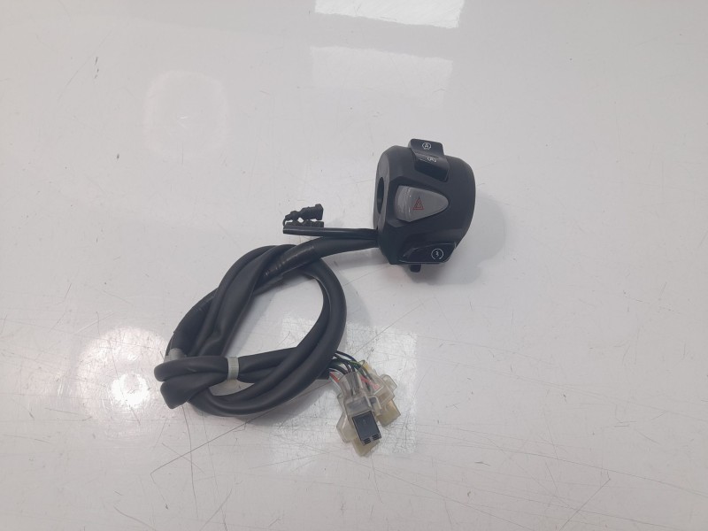 Recambio de piña luces derecha para honda pcx 125 referencia OEM IAM 35160K1ZJ12  