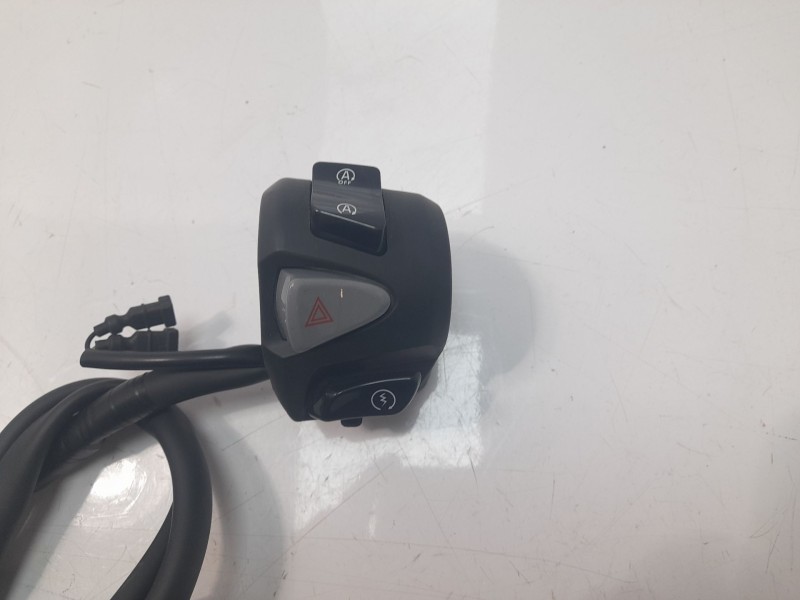 Recambio de piña luces derecha para honda pcx 125 referencia OEM IAM 35160K1ZJ12  