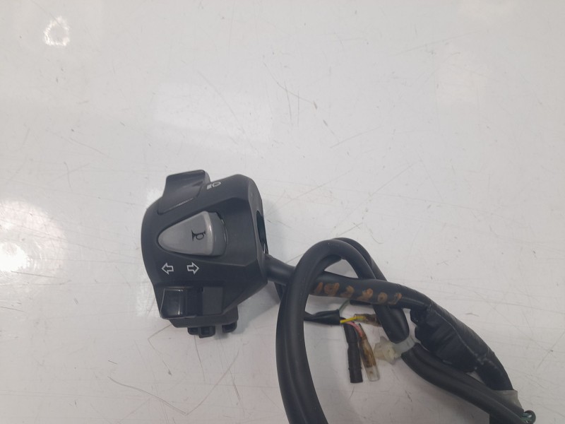 Recambio de piña luces izquierda para honda pcx 125 referencia OEM IAM 35200K1YD12  