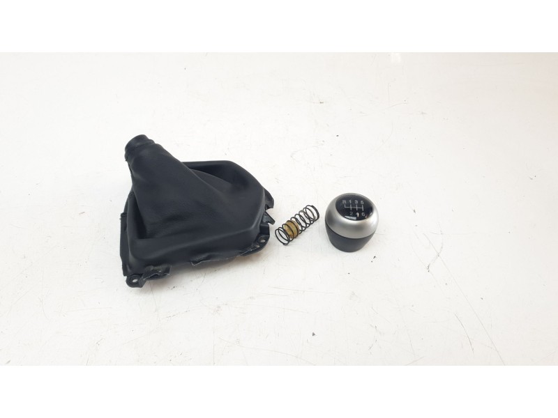 Recambio de pomo palanca cambio para ssangyong tivoli urban 4x2 referencia OEM IAM 3170035000  