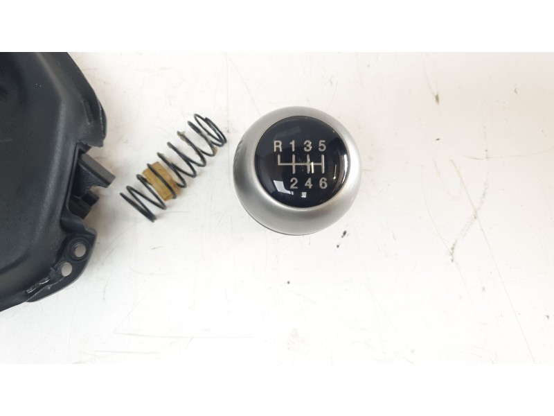 Recambio de pomo palanca cambio para ssangyong tivoli urban 4x2 referencia OEM IAM 3170035000  