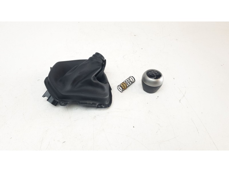Recambio de pomo palanca cambio para ssangyong tivoli urban 4x2 referencia OEM IAM 3170035000  