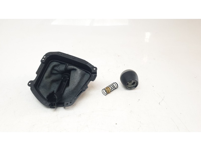 Recambio de pomo palanca cambio para ssangyong tivoli urban 4x2 referencia OEM IAM 3170035000  