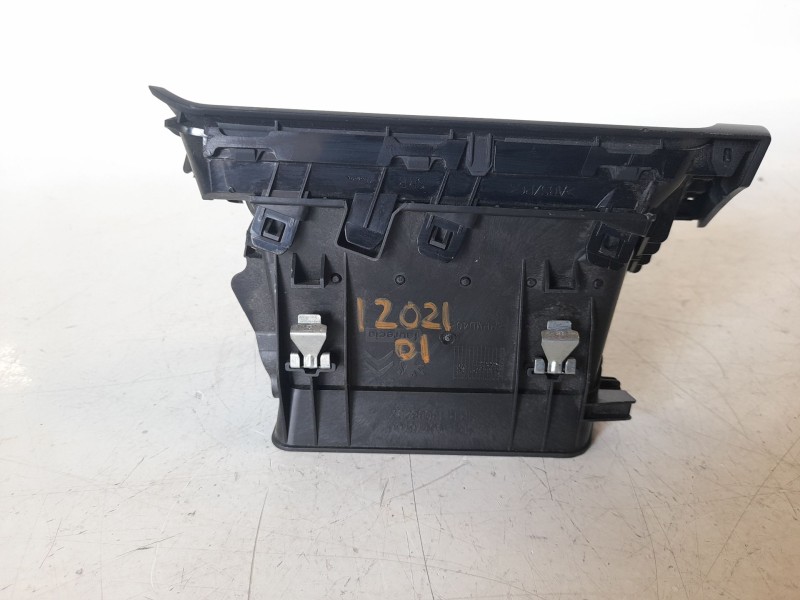 Recambio de aireador derecho para peugeot 308 sw gt line referencia OEM IAM 96778766ZD  