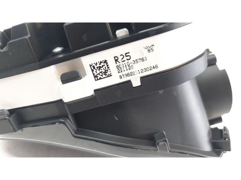 Recambio de cuadro instrumentos para ssangyong tivoli urban 4x2 referencia OEM IAM 8021035760  