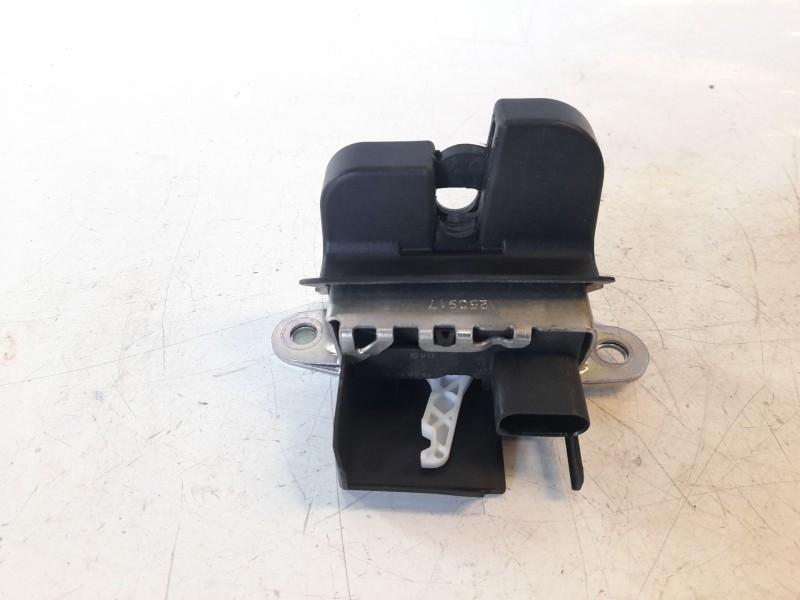 Recambio de cerradura maletero / porton para volkswagen polo edition referencia OEM IAM 2G6827505B  