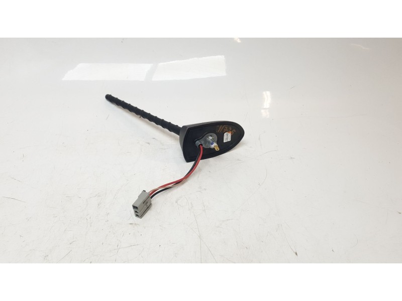 Recambio de antena para ssangyong tivoli urban 4x2 referencia OEM IAM 8940035210  