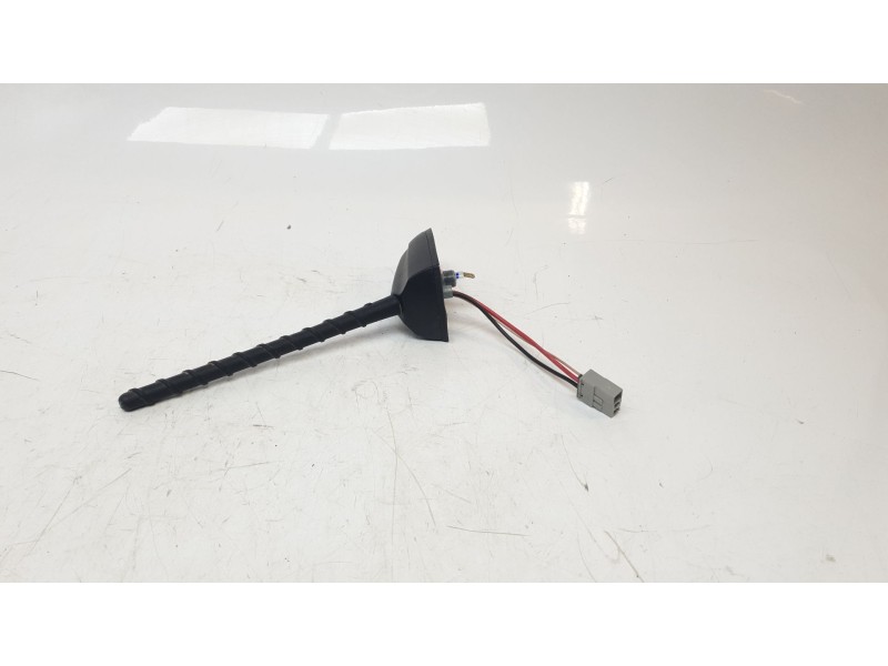 Recambio de antena para ssangyong tivoli urban 4x2 referencia OEM IAM 8940035210  