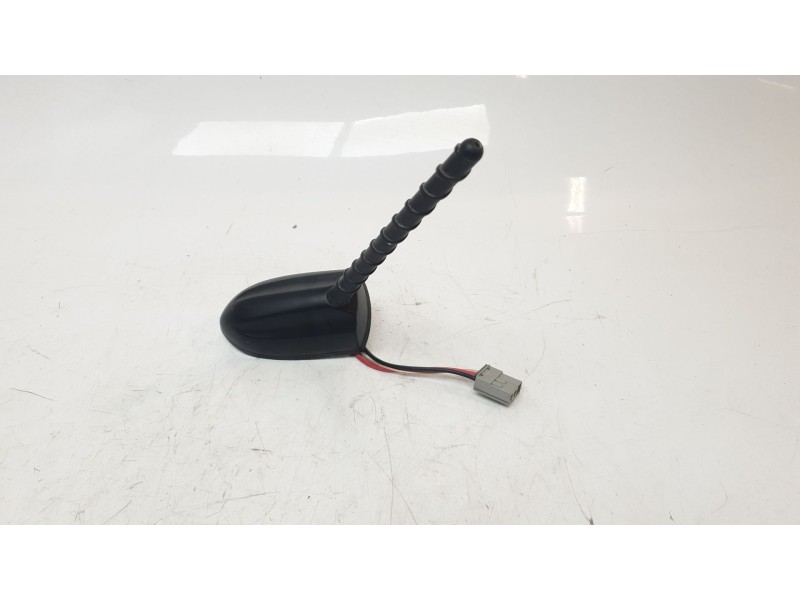 Recambio de antena para ssangyong tivoli urban 4x2 referencia OEM IAM 8940035210  