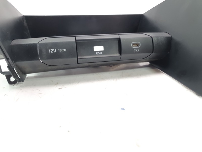 Recambio de moldura para kia xceed drive referencia OEM IAM 84684J7000  