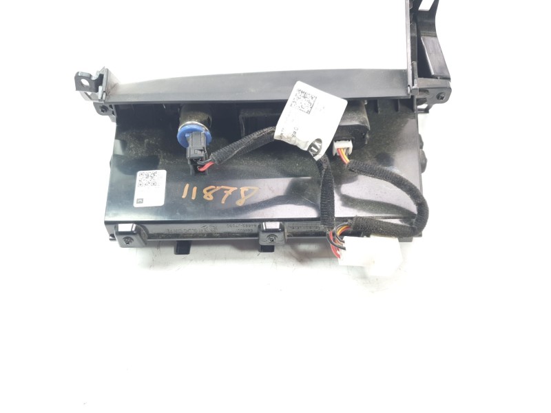 Recambio de moldura para kia xceed drive referencia OEM IAM 84684J7000  