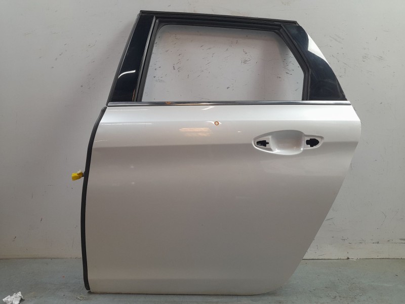 Recambio de puerta trasera izquierda para peugeot 308 sw gt line referencia OEM IAM 9805267180  