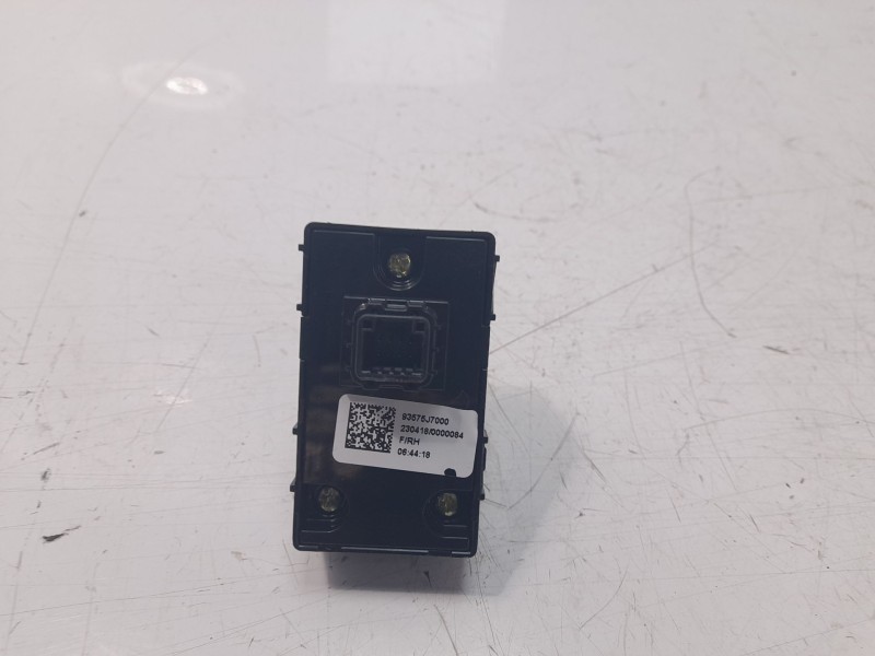 Recambio de mando elevalunas trasero derecho para kia xceed drive referencia OEM IAM 93575J7000  