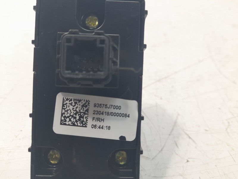 Recambio de mando elevalunas trasero derecho para kia xceed drive referencia OEM IAM 93575J7000  