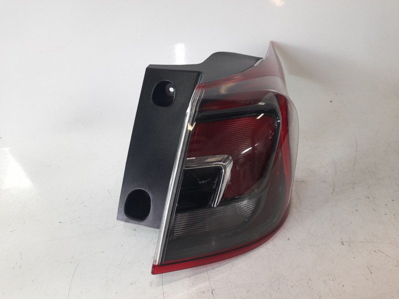 Recambio de piloto trasero derecho para opel crossland x / crossland (p17, p2qo) 1.2 (75) referencia OEM IAM 13467977  