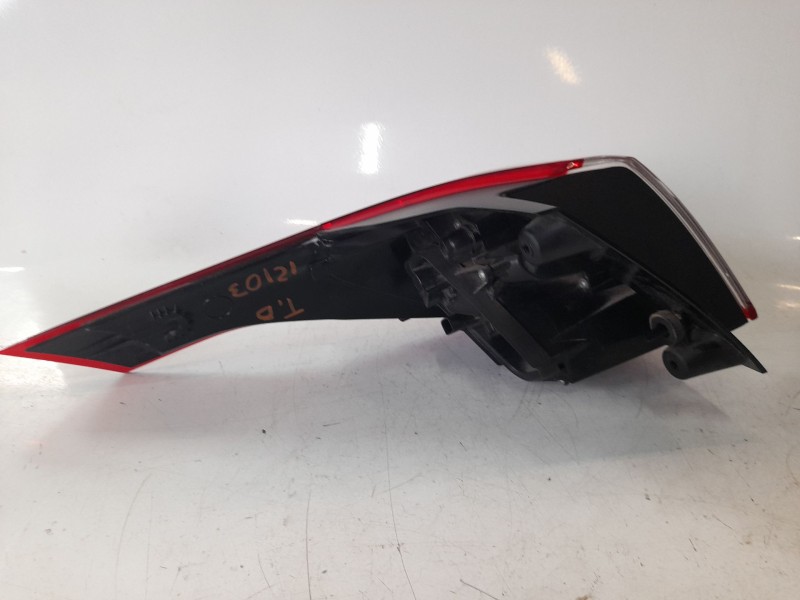 Recambio de piloto trasero derecho para opel crossland x / crossland (p17, p2qo) 1.2 (75) referencia OEM IAM 13467977  