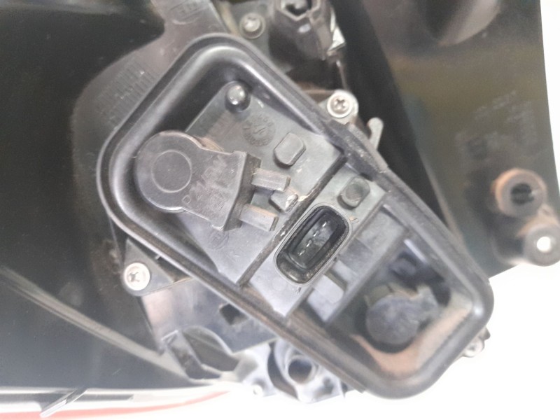 Recambio de piloto trasero derecho para opel crossland x / crossland (p17, p2qo) 1.2 (75) referencia OEM IAM 13467977  