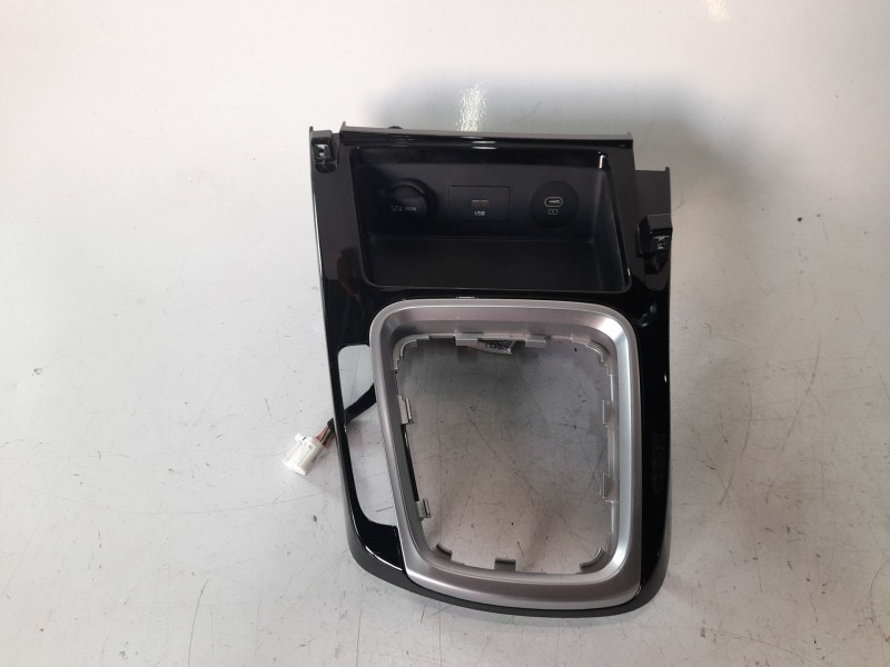 Recambio de moldura para kia ceed 1.0 tgdi cat referencia OEM IAM 84615J7070  