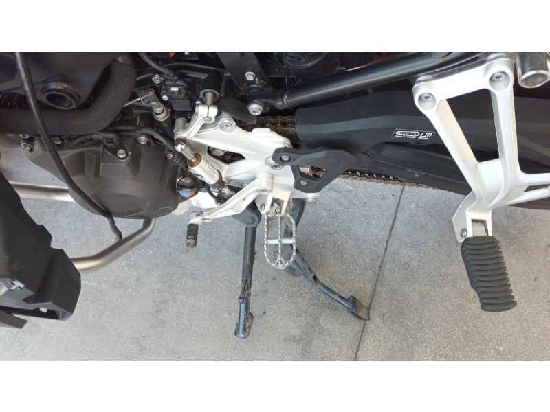 Recambio de estribera izquierda para bmw f 900 gs adventure 895 cm3 referencia OEM IAM   