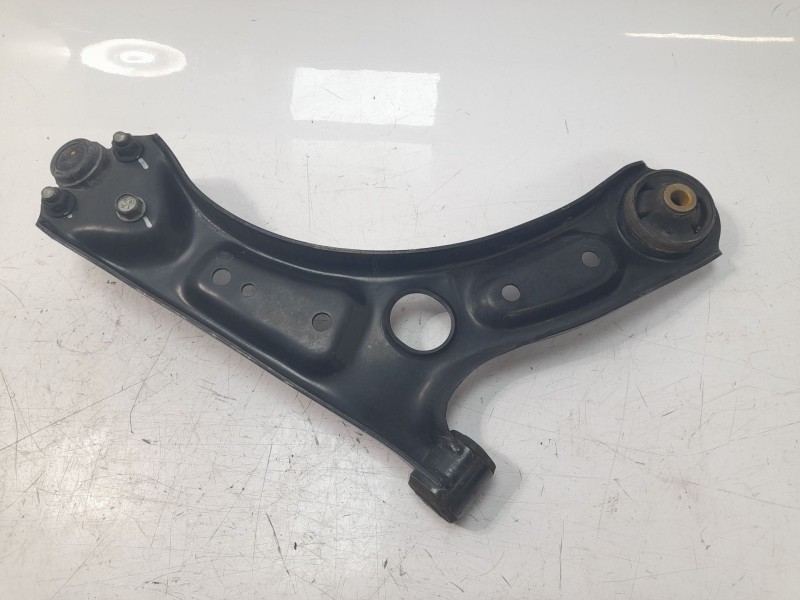 Recambio de brazo suspension inferior delantero izquierdo para hyundai kona referencia OEM IAM 54500J9000  