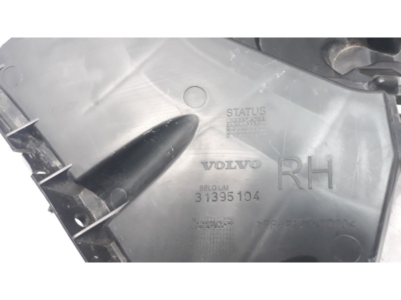 Recambio de molduras traseras para volvo v40 1.6 diesel cat referencia OEM IAM 31395104  