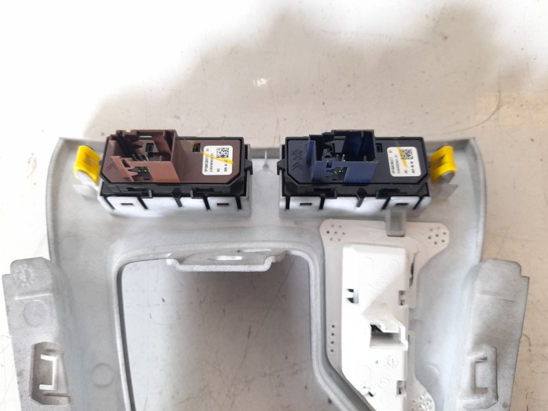 Recambio de moldura para opel grandland x ultimate referencia OEM IAM YP00055577  