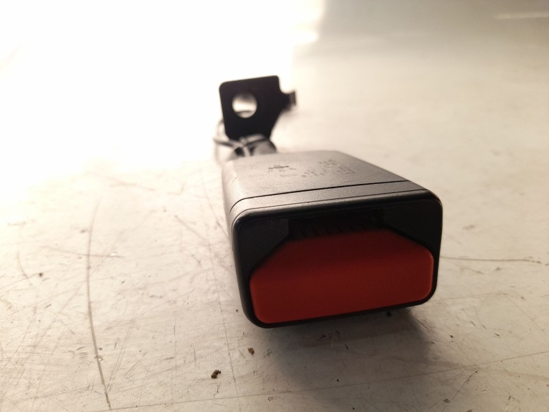 Recambio de enganche cinturon trasero derecho para maserati ghibli iii (m157) 3.0 referencia OEM IAM 670019315  