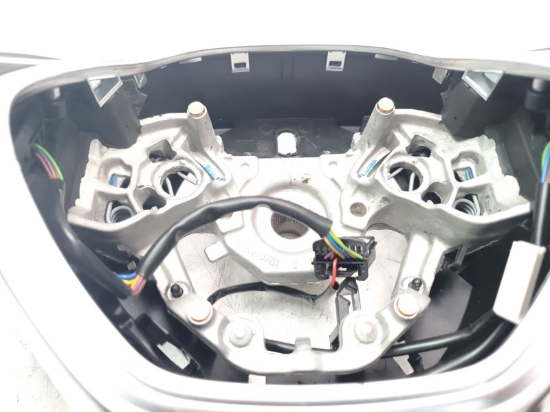 Recambio de volante para renault captur ii techno referencia OEM IAM 484002607R  