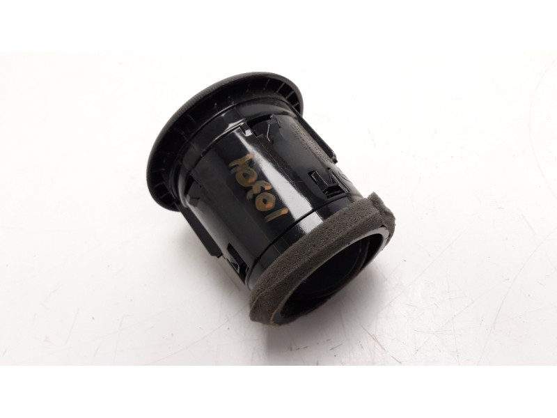 Recambio de rejilla aireadora para nissan nv 200 (m20) 1.5 dci cat referencia OEM IAM 68760BJ04D  