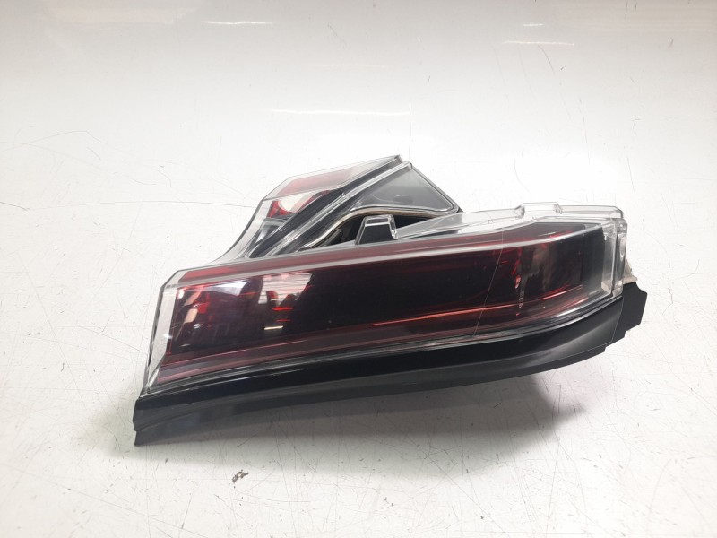 Recambio de piloto trasero derecho interior para toyota c-hr hybrid active referencia OEM IAM 81580F4021  