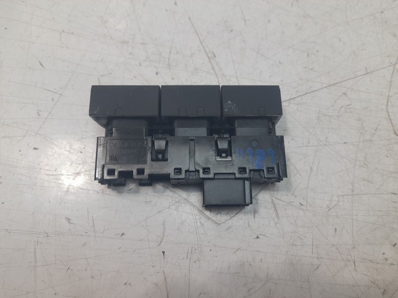 Recambio de aletin trasero izquierdo para seat arona xcellence referencia OEM IAM 6F0927137E  