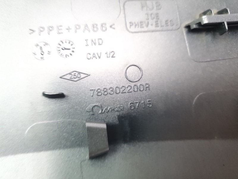 Recambio de tapa exterior combustible para renault captur ii techno referencia OEM IAM 788302200R  