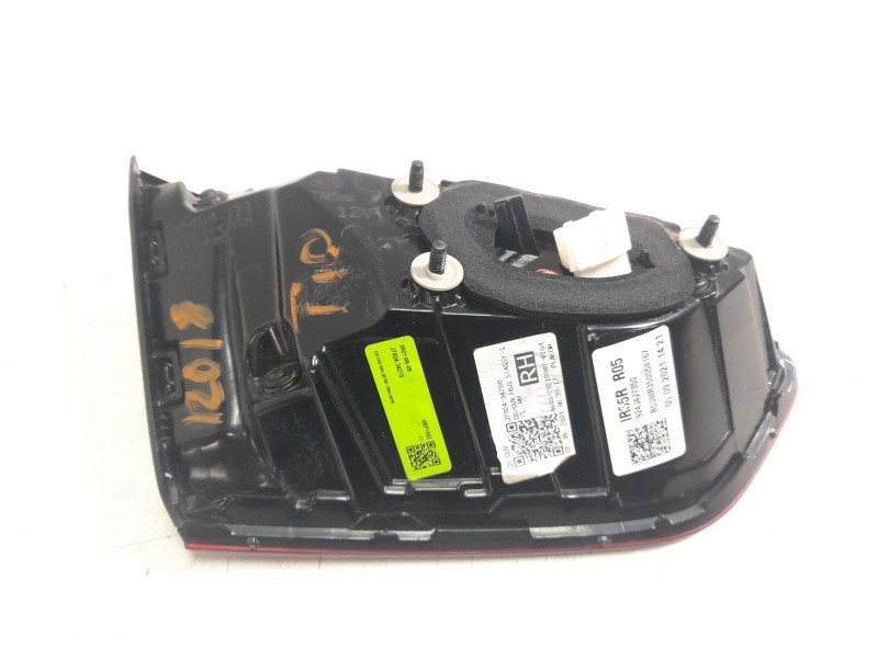 Recambio de piloto trasero derecho interior para kia xceed business referencia OEM IAM 92404J7350  