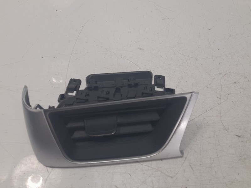 Recambio de aireador izquierdo para renault captur ii techno referencia OEM IAM 687611390R  
