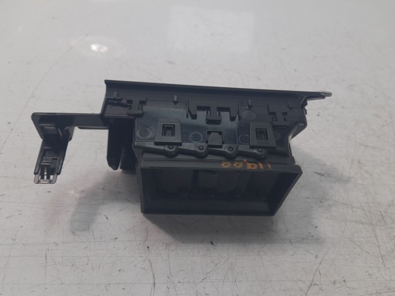 Recambio de aireador derecho para renault captur ii techno referencia OEM IAM 687508890R  