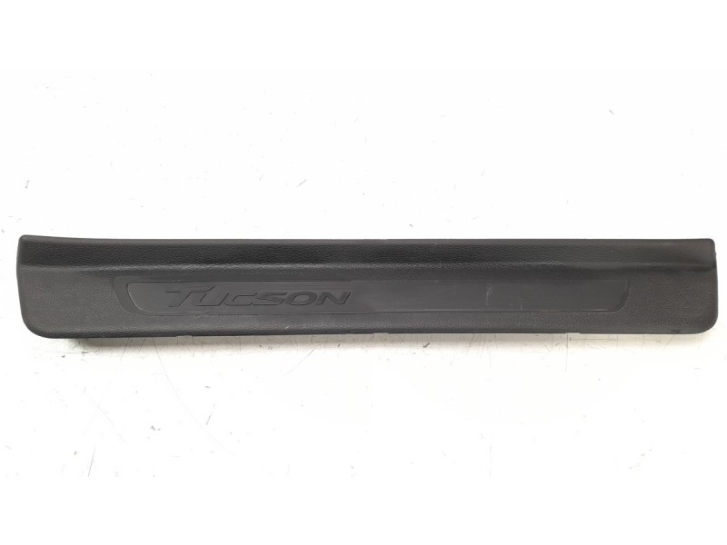 Recambio de moldura para hyundai tucson 1.6 cat referencia OEM IAM 85883D7000  