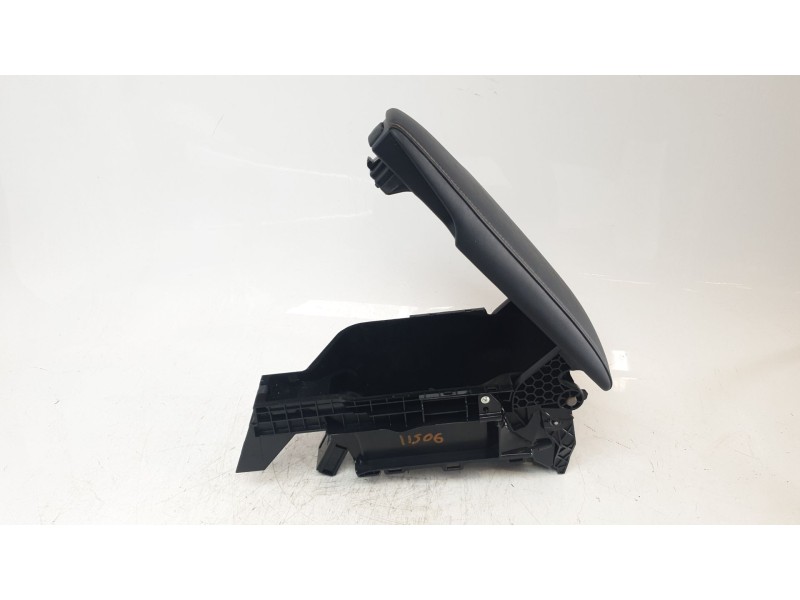 Recambio de apoyabrazos central para lexus rc referencia OEM IAM 5892024120B0  