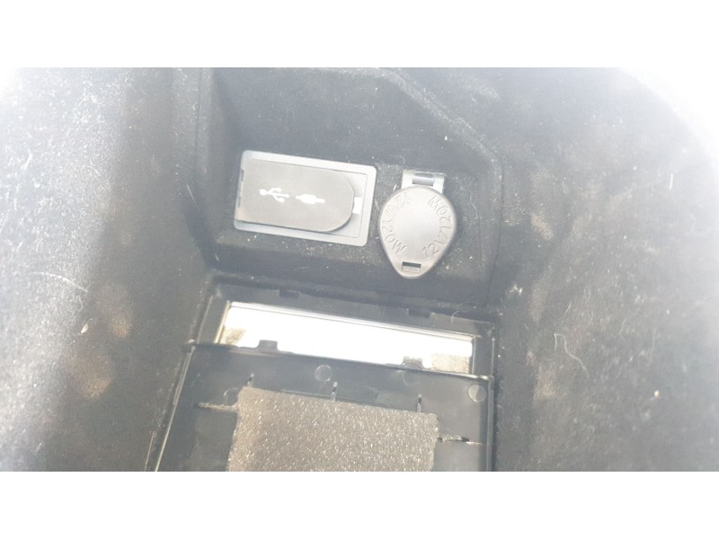 Recambio de apoyabrazos central para lexus rc referencia OEM IAM 5892024120B0  