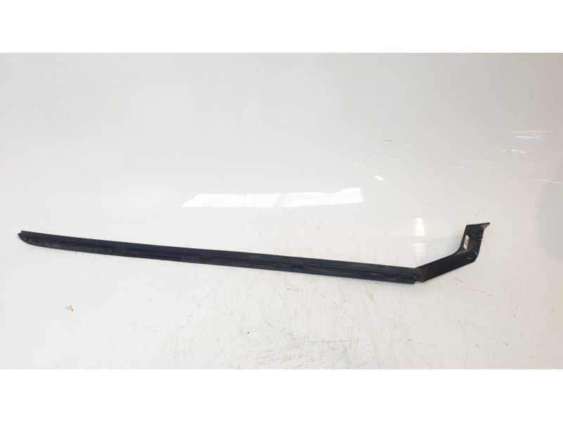 Recambio de moldura para kia niro referencia OEM IAM 86131AT100  