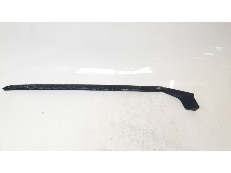 Recambio de moldura para kia niro referencia OEM IAM 86131AT100  